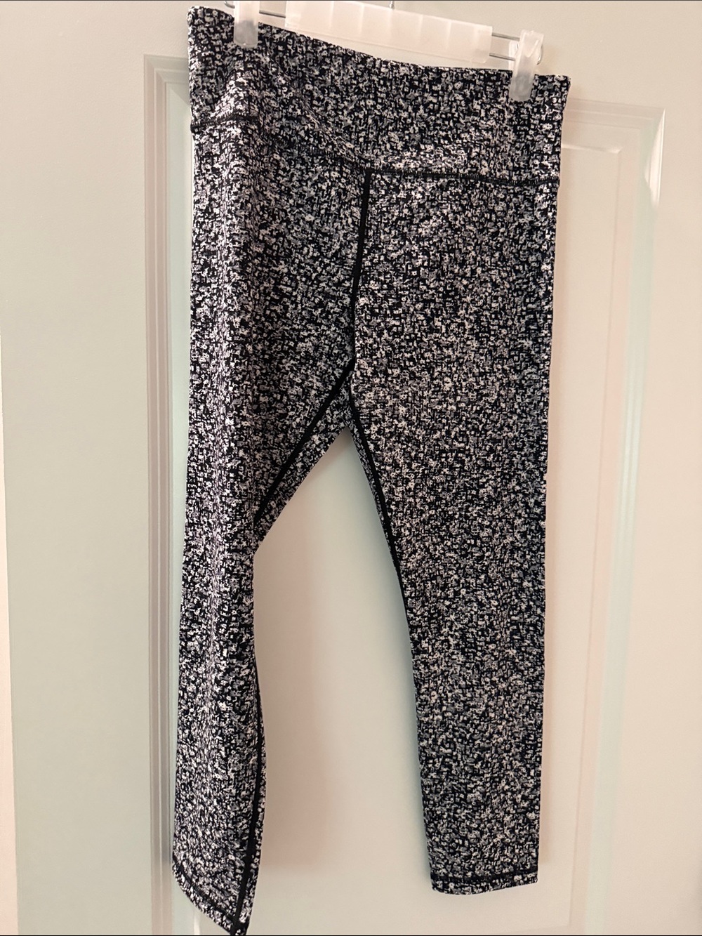 ZYIA Black & White Marled High-Rise Capri Leggings